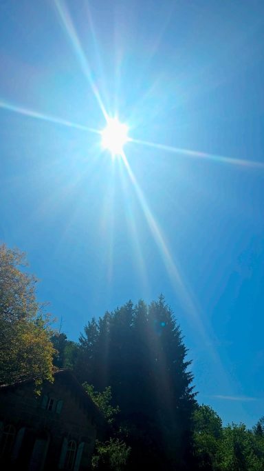 Die Sonne strahlt mit uns um die Wette.