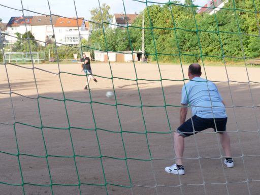 Die Buben spielen.